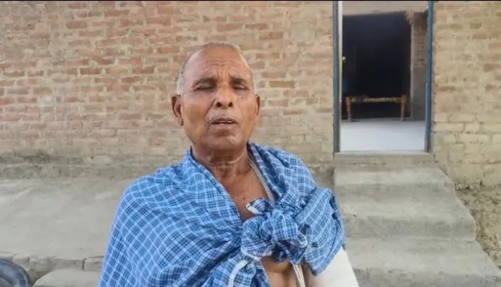 सरकारी आवास को तालाब कटान से बचाने के लिए दर-दर की ठोकरें खा रहा पीड़ित.. 