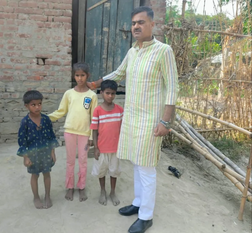 Kushinagar : बेबसी के शिकार अनाथ तीन बच्चों के नाथ बने पप्पू पांडेय 