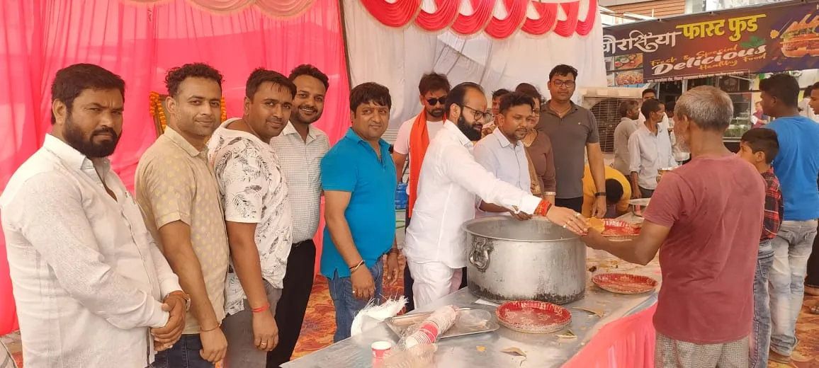 पडरौना : मारवाड़ी युवा मंच ने हनुमान महाप्रसाद का किया आयोजन 