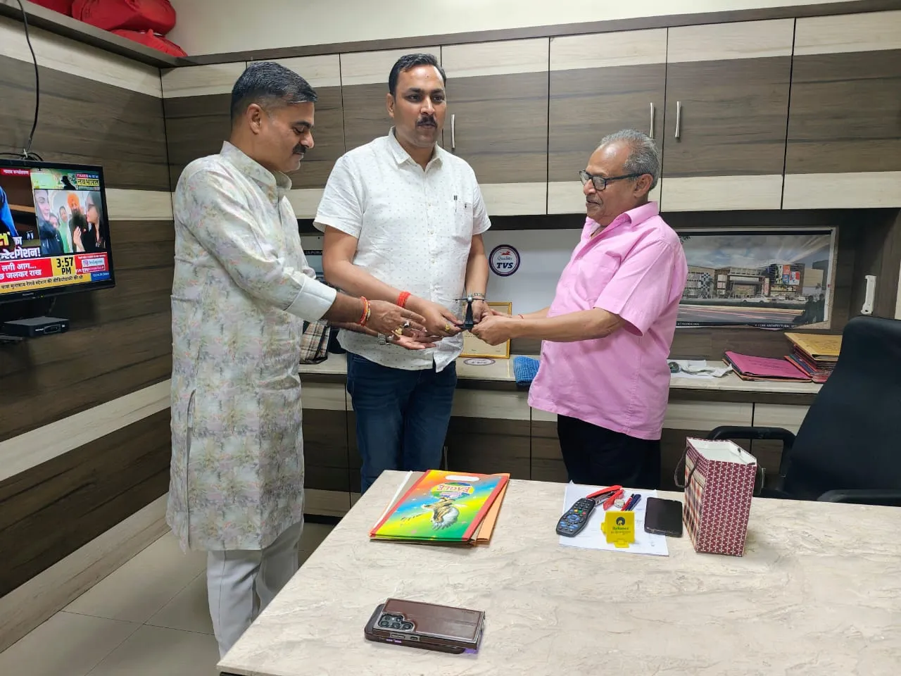 ऑपरेशन सिंदूर : प्रतीकात्मक राफेल से सम्मानित हुए विधायक 