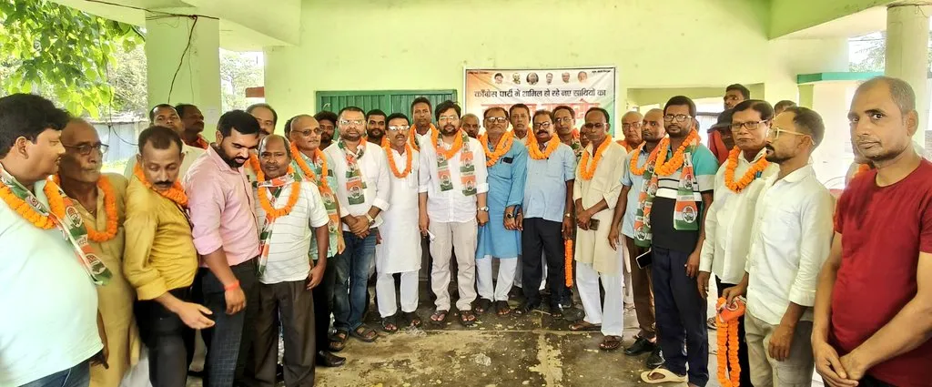 युवाहल्ला बोल  नेता अनुपम के अगुवाई  में  सैकड़ों नेताओ ने थामा कांग्रेस का दामन 