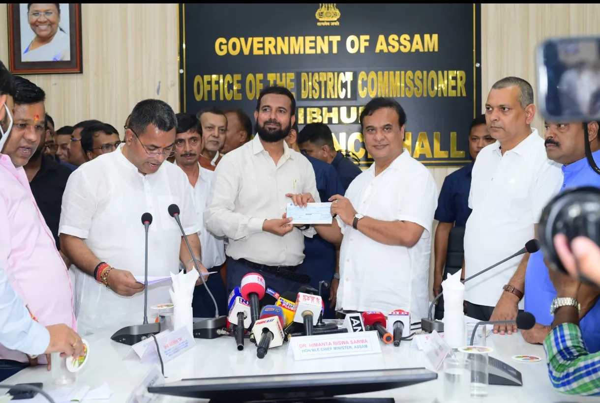 समाज के कल्याण के लिए मुख्यमंत्री के बाढ़ राहत कोष में समाजसेवी जूनल हुसैन ने पांच लाख रुपये दान किए।