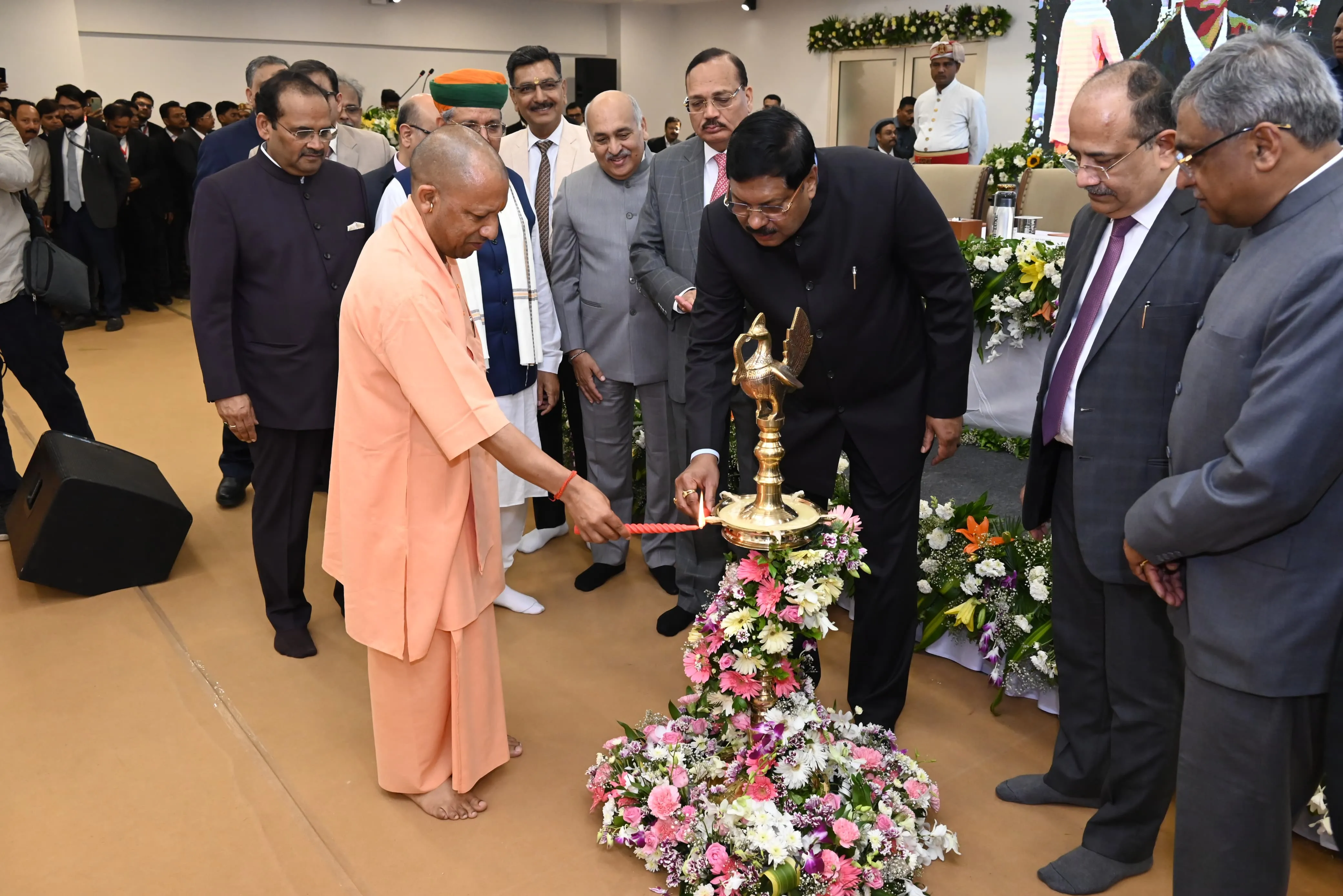 भारतके चीफ जस्टिस ने 680 करोड़  लागत से इलाहाबाद हाईकोर्ट के अधिवक्ताओं के चैंबर और मल्टीलेवल पार्किंग का उद्घाटन किया।