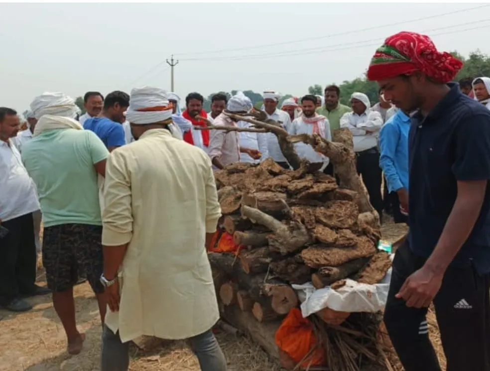 सुल्तानपुर का अधिवक्ता महेंद्र मौर्या हत्याकांड घर से 500 मीटर दूर बाग में हुआ, बेटे ने दी मुखाग्नि, भारी पुलिस बल तैनात