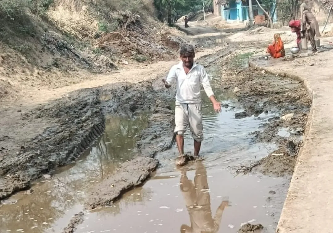 चौरा गांव की सड़क बनी ‘मौत का रास्ता’, 20 साल से विकास का इंतज़ार, जिम्मेदार बने मूकदर्शक