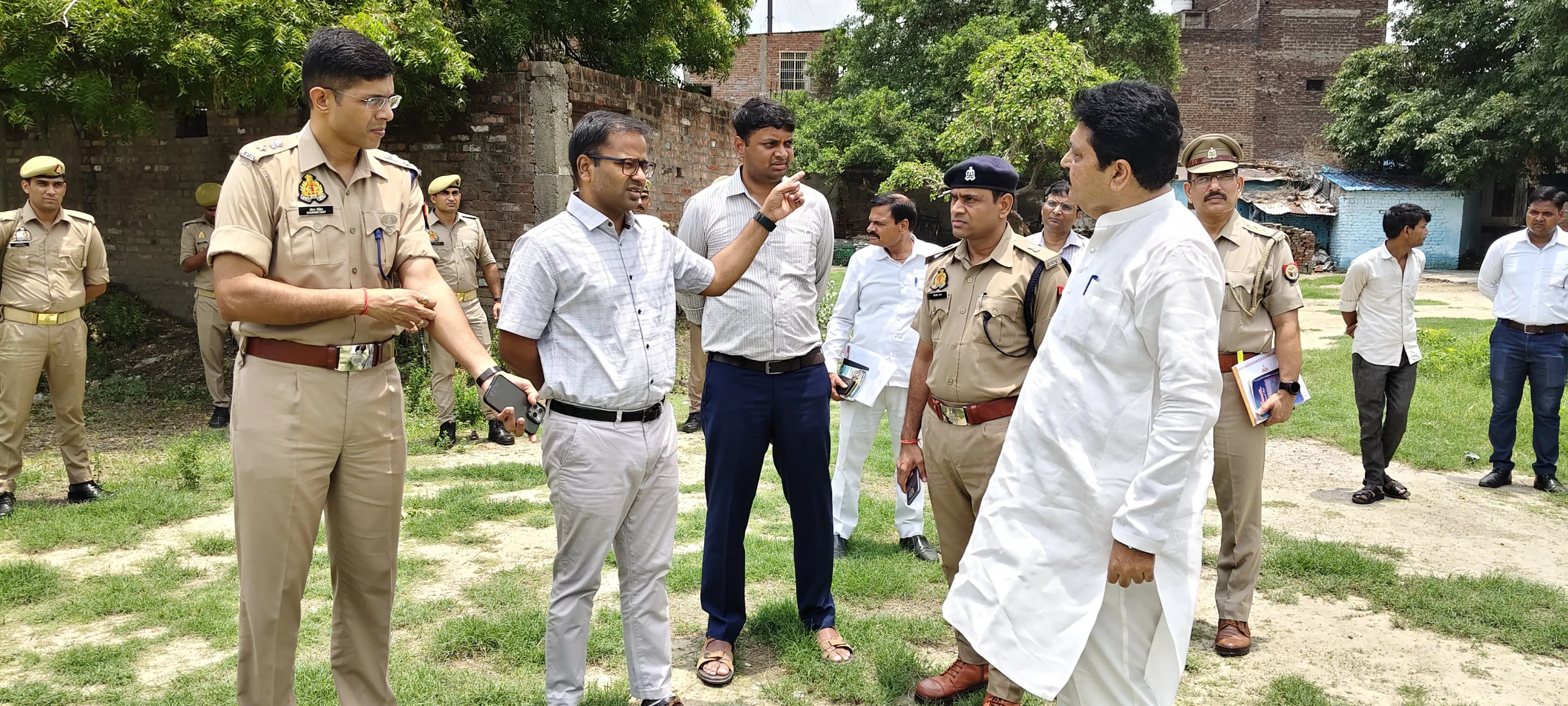 मोहर्रम के दौरान किसी भी स्थिति में ताजिए और अलम की लम्बाई 8 फीट से ज्यादा न हो - जिलाधिकारी