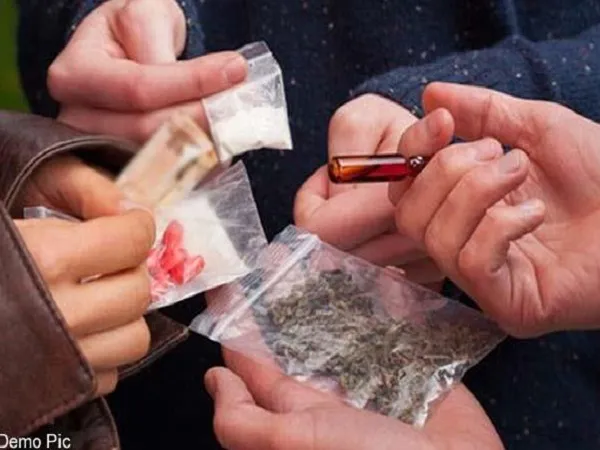 गाजियाबाद-थाना शालीमार गार्डन क्षेत्र में चल रहा अवैध स्मैक गांजा बेचने का कारोबार 