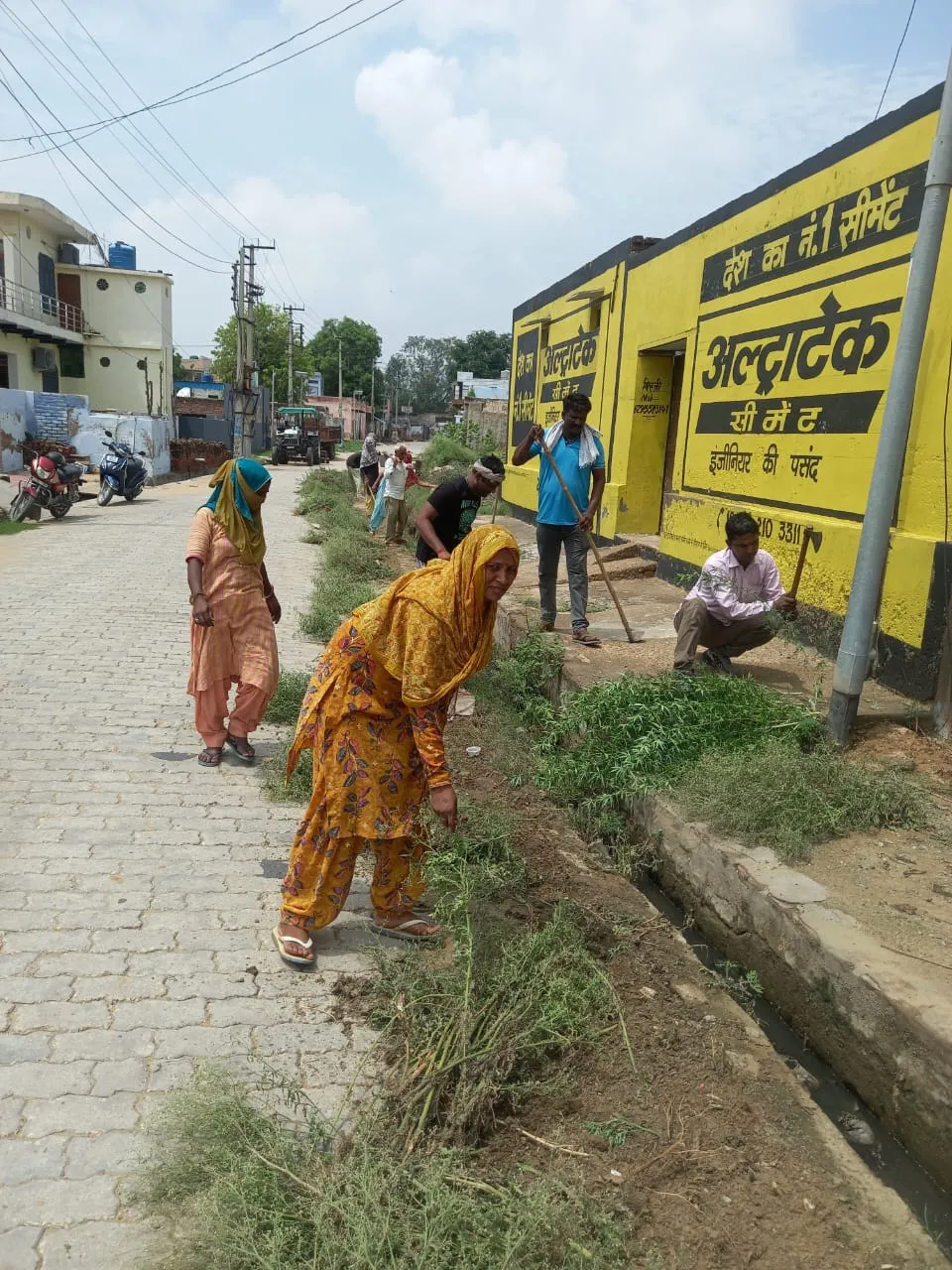 आजमाबाद मौखुता में सफाई अभियान में जुटे ग्रामीण।