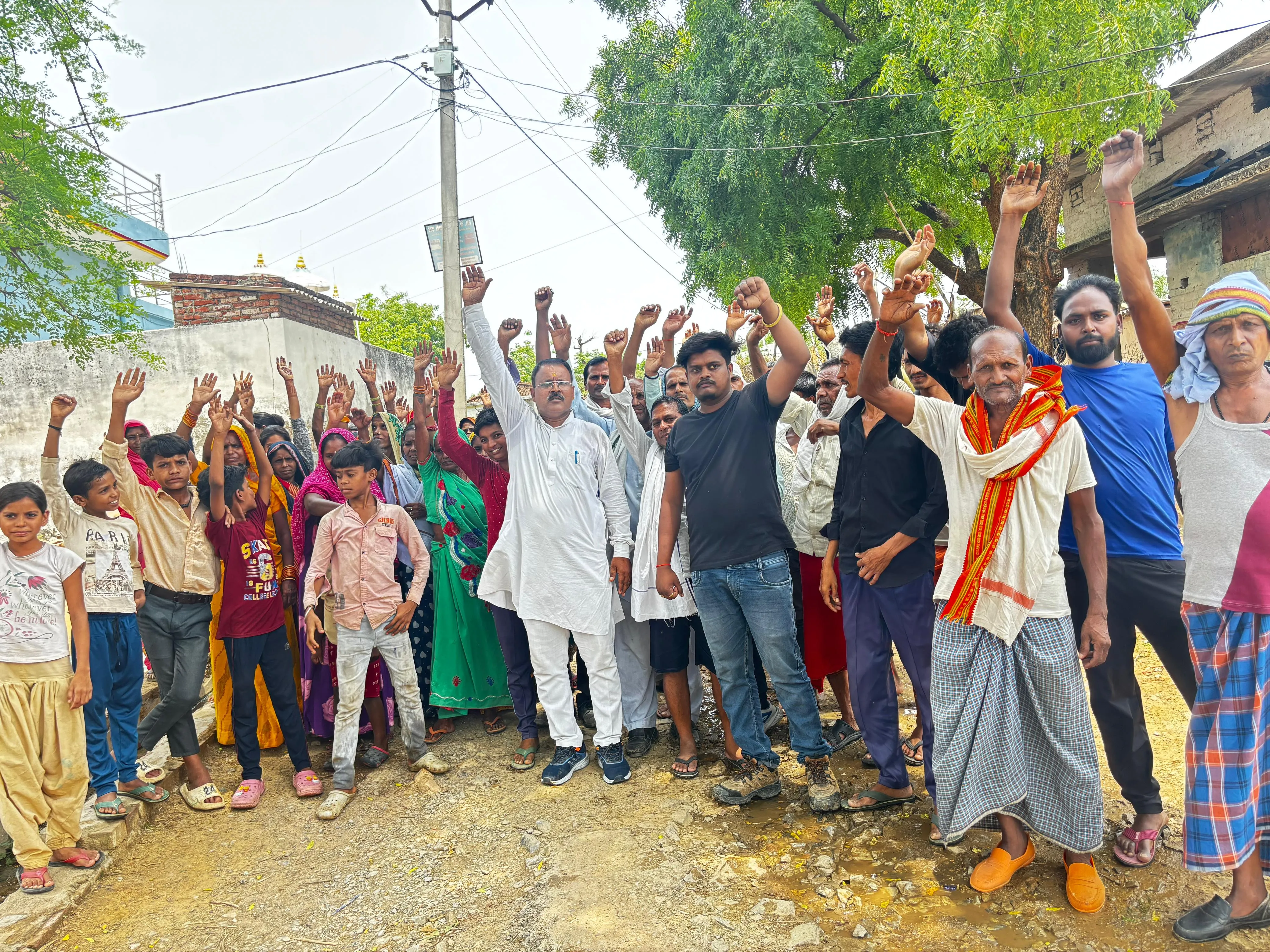 सोनभद्र खैरटिया में ध्वस्त सड़क को लेकर ग्रामीणों का फूटा गुस्सा, प्रधान सहित कंपनियों पर  लगाए गंभीर आरोप