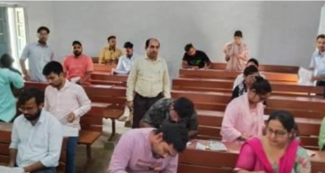 पीजी कालेज गाजीपुर: बीएड परीक्षा में नकल करते सात छात्र-छात्राएं रिस्टीकेट