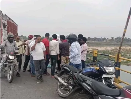 चोपन में तेज रफ्तार टीपर कहर, टीपर की टक्कर से बाईक सवार पुत्री की मौत ,पिता घायल