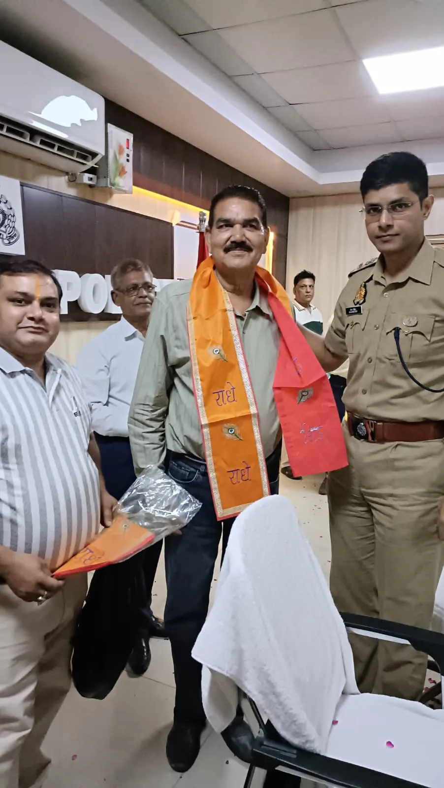 व्यापार मंडल के कार्यक्रम में एसएसपी फिरोजाबाद द्वारा एनआइटी न्यूज़ के चीफ एडिटर राजू उपाध्याय का पट्टिका पहनाकर स्वागत किया 