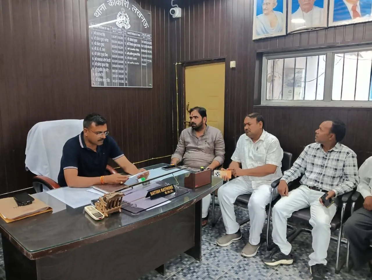 भाजयुमो कार्यकर्ताओं ने लखनऊ में की आरोपी की गिरफ्तारी की मांग ।