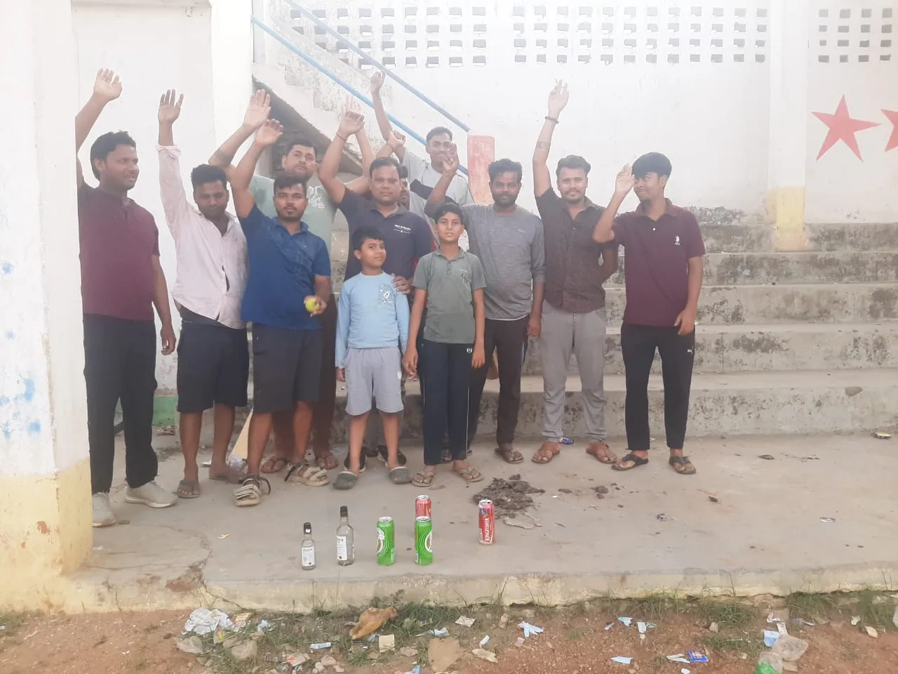 म्योरपुर खेल मैदान बना शराबियों का अड्डा, खिलाड़ियों ने प्रदर्शन कर खेल मैदान को शराबियों से मुक्त कराने की उठाई मांग