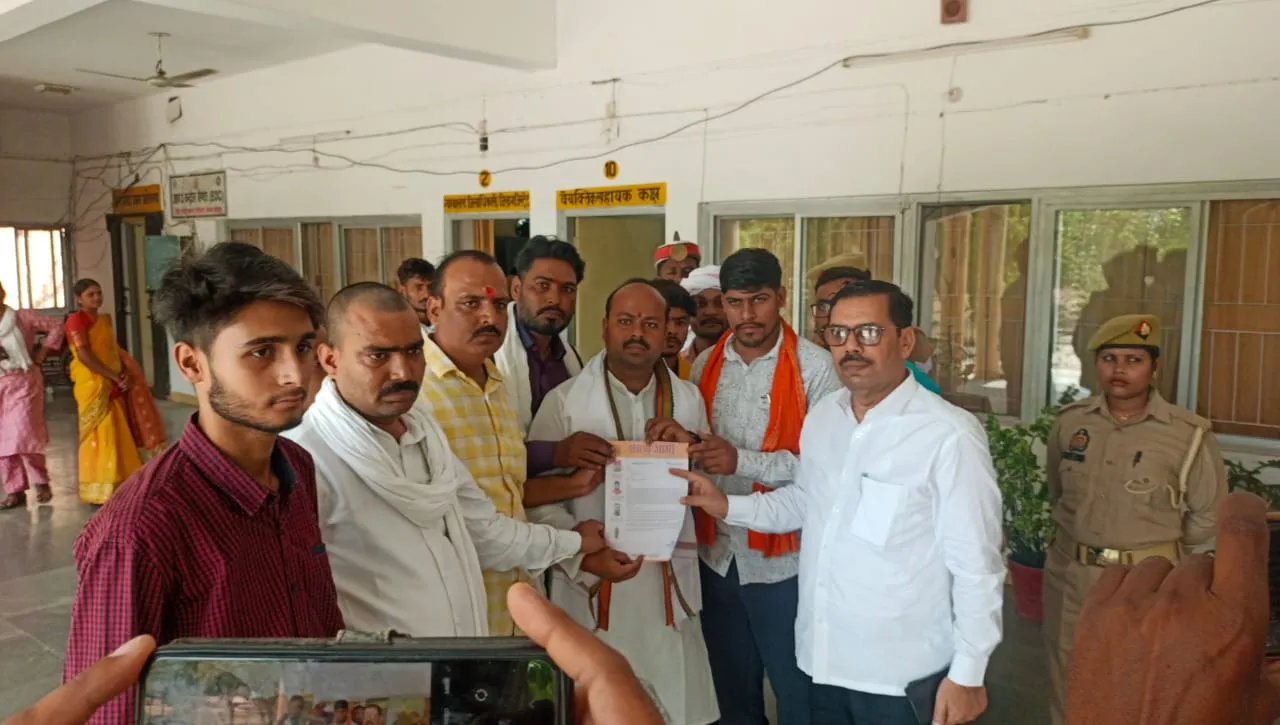 कौशांबी प्रकरण सवर्ण आर्मी सोनभद्र ने डीएम को सौंपा ज्ञापन, न्याय की मांग