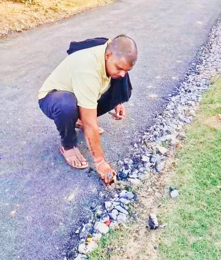 लोगों ने लगाया भ्रष्टाचार का आरोप, वार्ड 13 में घटिया सड़क निर्माण पर जनाक्रोश