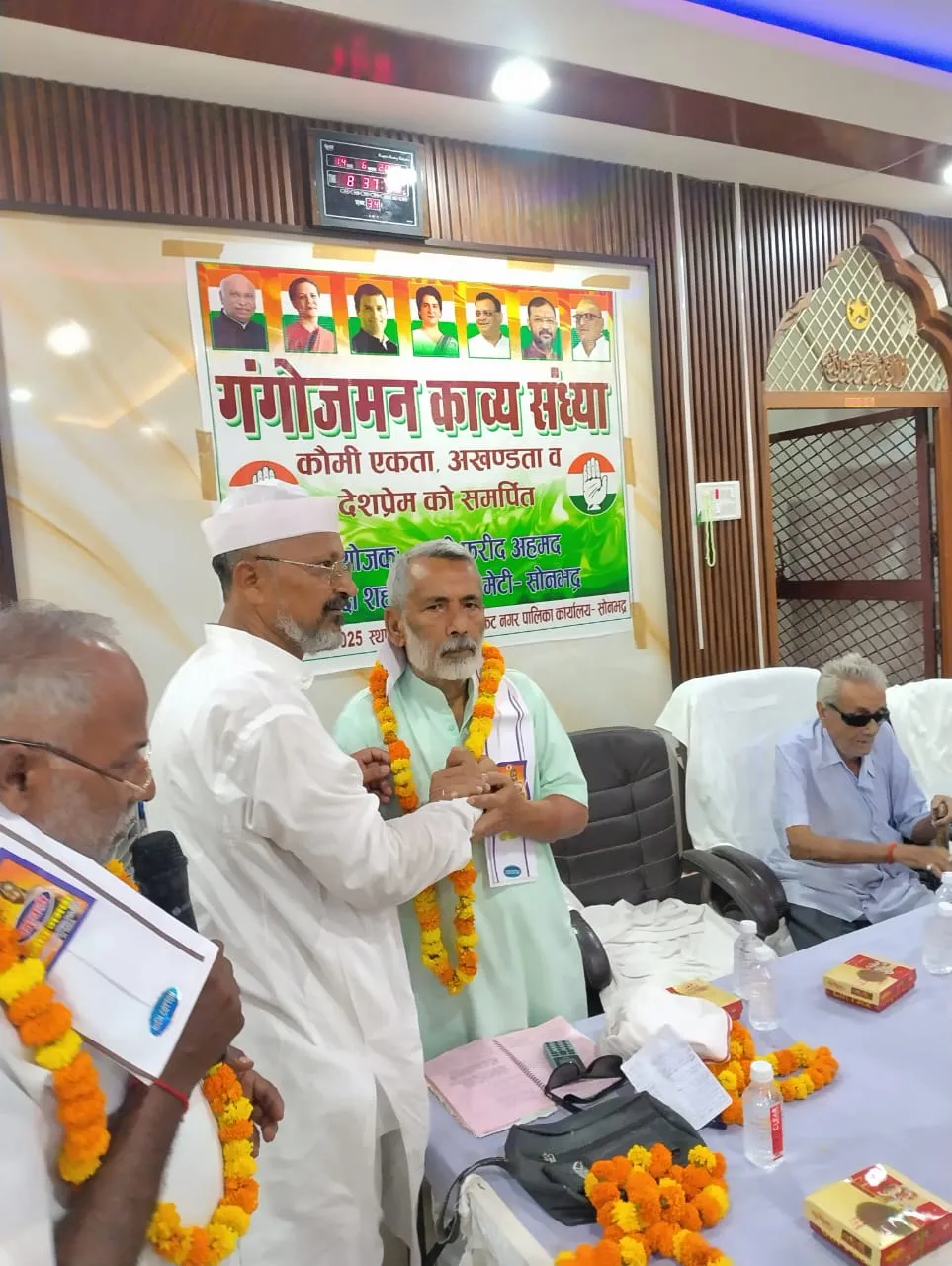 रॉबर्टसगंज में  काब्य संध्या का आयोजन, कवियों को अंग वस्त्र देकर  किया  सम्मानित