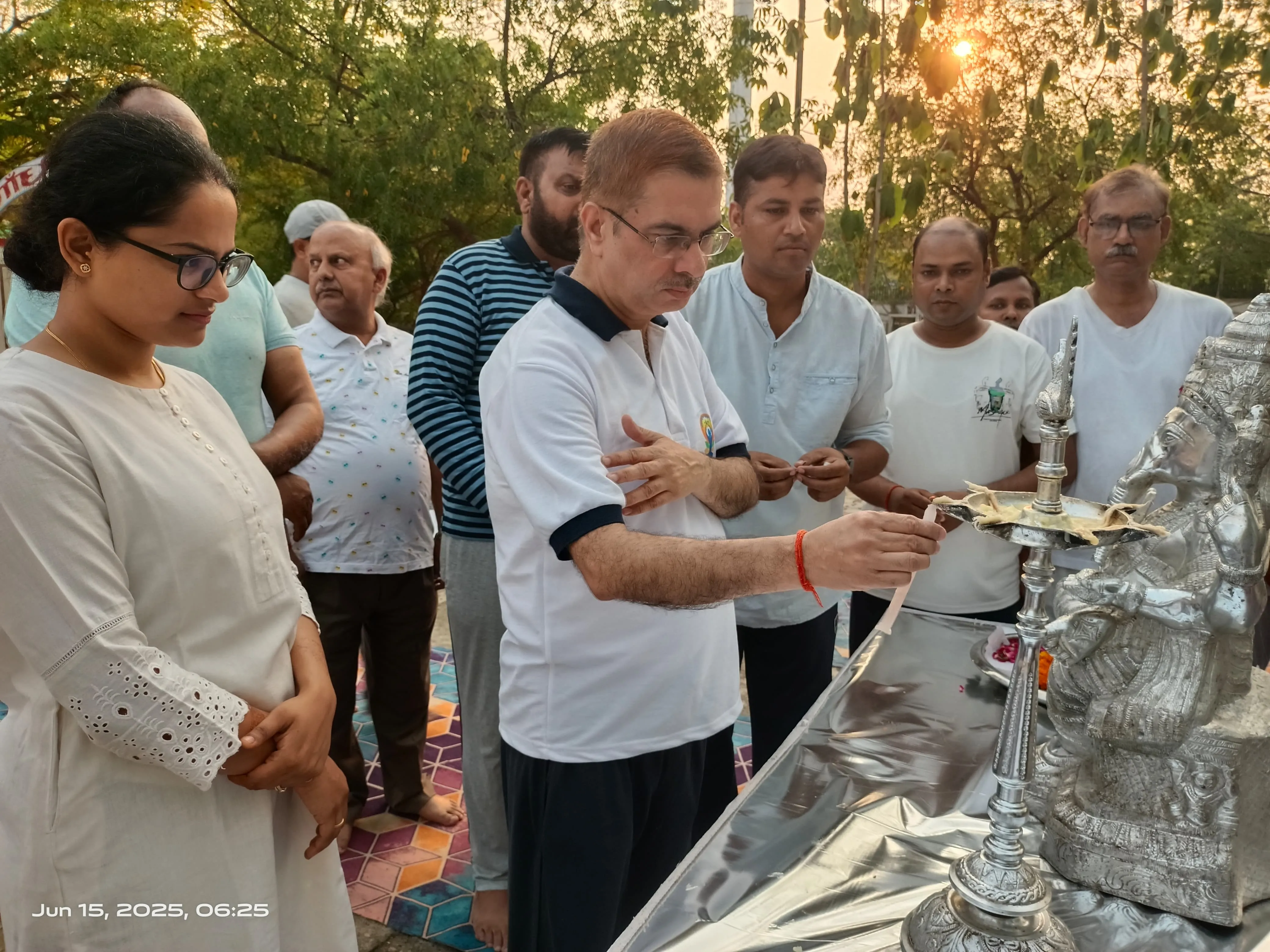 ग्यारहवें अंतरराष्ट्रीय योग दिवस का जिलाधिकारी ने  दीप प्रज्जवलित कर किया शुभारम्भ