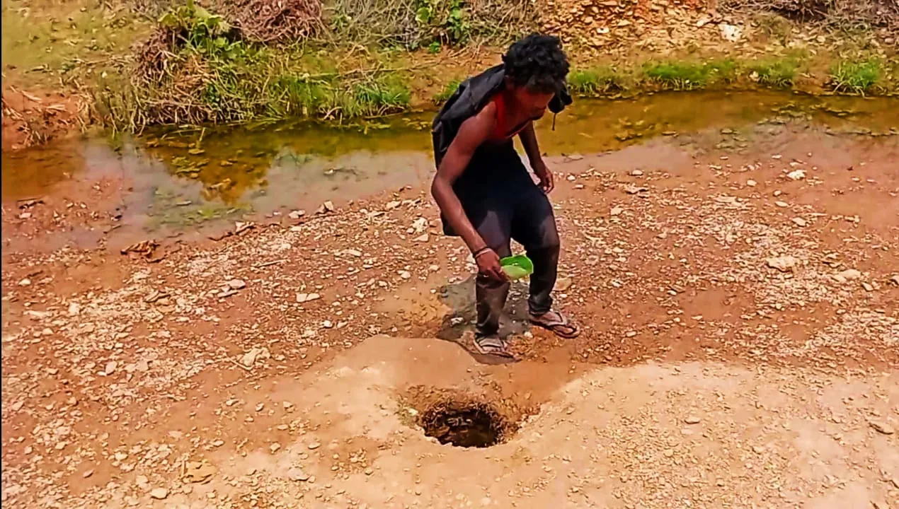 सोनभद्र जुगैल के खहररा गांव में हर घर नल योजना बेमानी, ग्रामीण आज भी नाले का पानी पीने को मजबूर