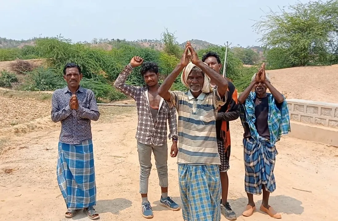 सोनभद्र उत्तर प्रदेश पावर कार्पोरेशन विभाग की घोर लापरवाही से ग्रामीण परेशान, 1 महीने से टूटा पोल और सड़क पर बिखरे तार