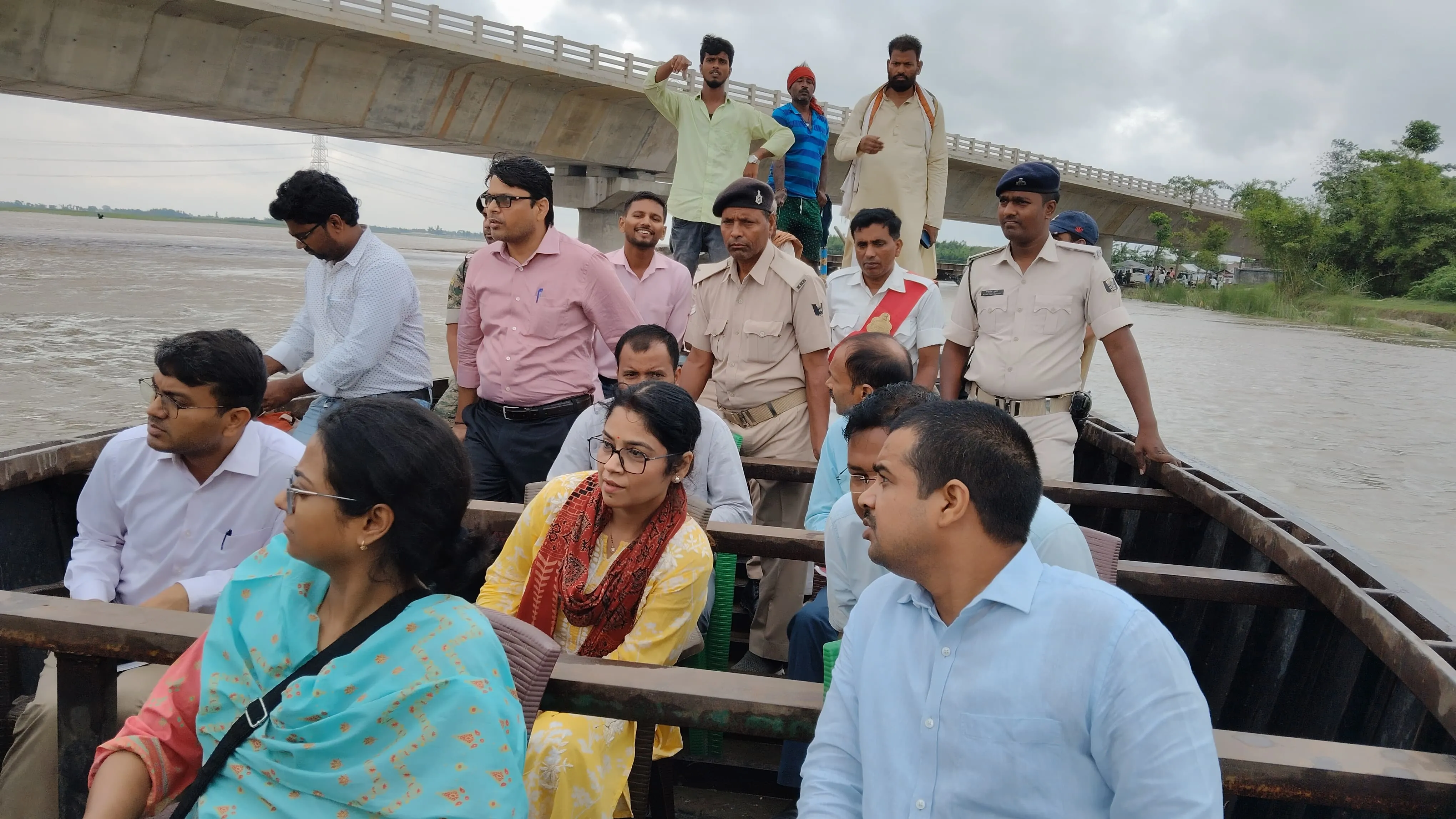 जिलाधिकारी  ने नाव पर सवार होकर किया बाढ़ क्षेत्रों का स्थलीय भ्रमण