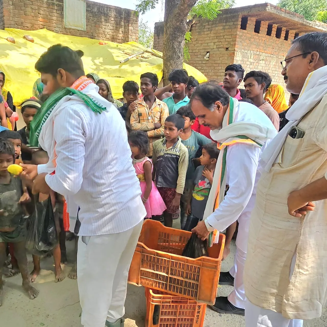 राहुल गांधी जी 55 जन्म दिवस पर बनवासी लोगों को फल वितरण कर के मनाया।।