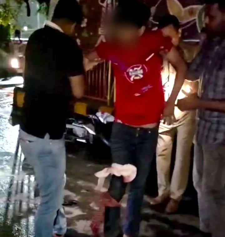 बमबाजी करने वाले दो बदमाश मुठभेड़ में गिरफ्तार, एक के पैर में लगी गोली!।