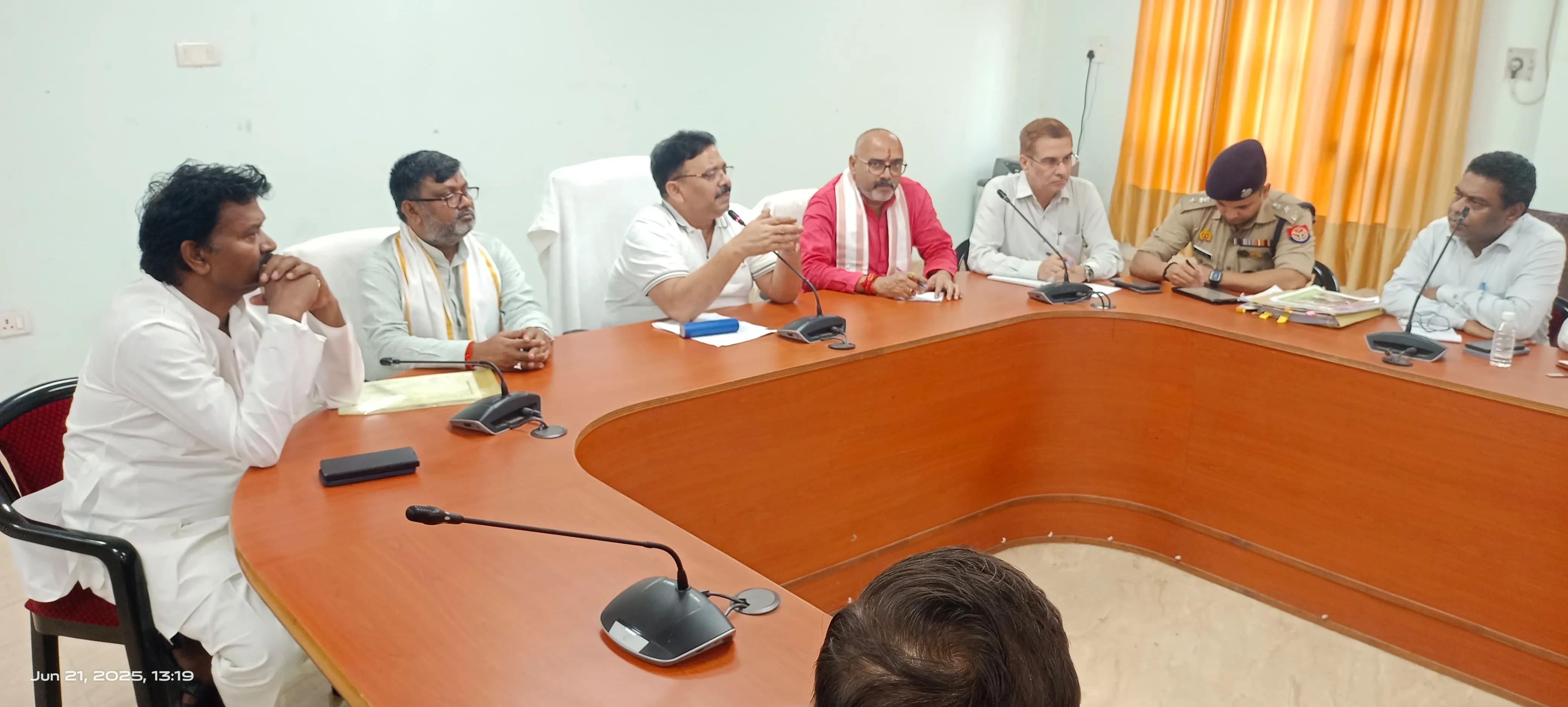 प्रभारी मंत्री ने  किया अधिकारियों संग बैठक, संबंधितों को दिये आवश्यक दिशा निर्देश