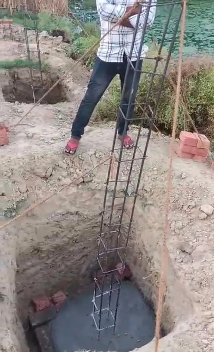 सरकारी तालाब पर अवैध निर्माण से ग्रामीणों में आक्रोश। 