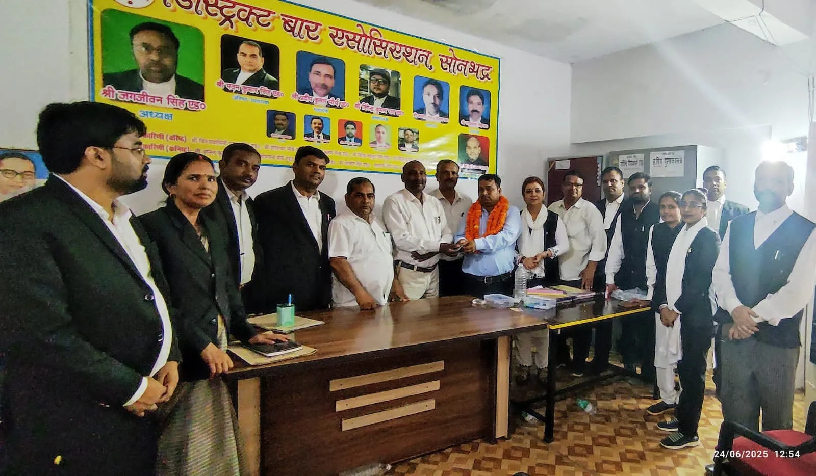 अधिवक्ताओं ने आलमारी एवं मेज दान स्वरूप डिस्ट्रिक्ट बार एसोसिएशन वेलफेयर ट्रस्ट सोनभद्र को सौंपा