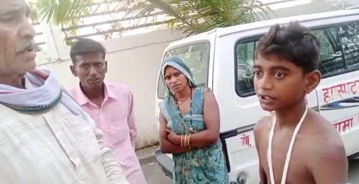 दबंगों द्वारा बिंद बस्ती की बांस के डंडे से पीट कर तोड़ी गई लाइट।