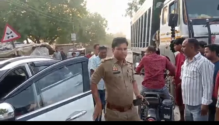 ओबरा में बाल-बाल बचे वन क्षेत्राधिकारी कोन, ट्रक ने मारी निजी कार को टक्कर