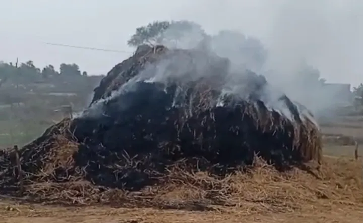 कुड़वा में अज्ञात कारणों से पुवाल में लगी आग, ग्रामीणों ने किया मुआवजे की मांग
