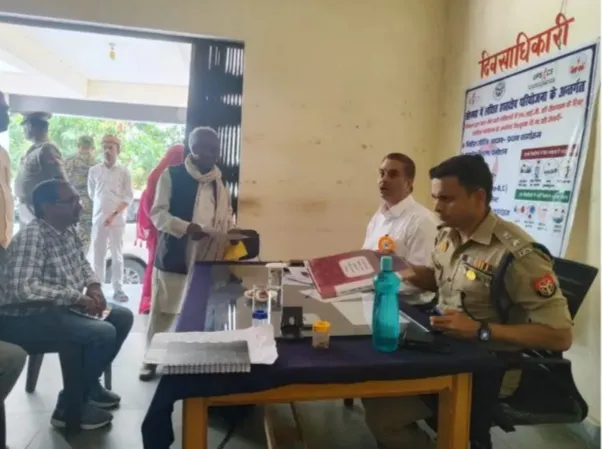जनपद  में  थाना समाधान दिवस पर शाहगंज में डीएम और एसपी ने सुनीं जन समस्याएं