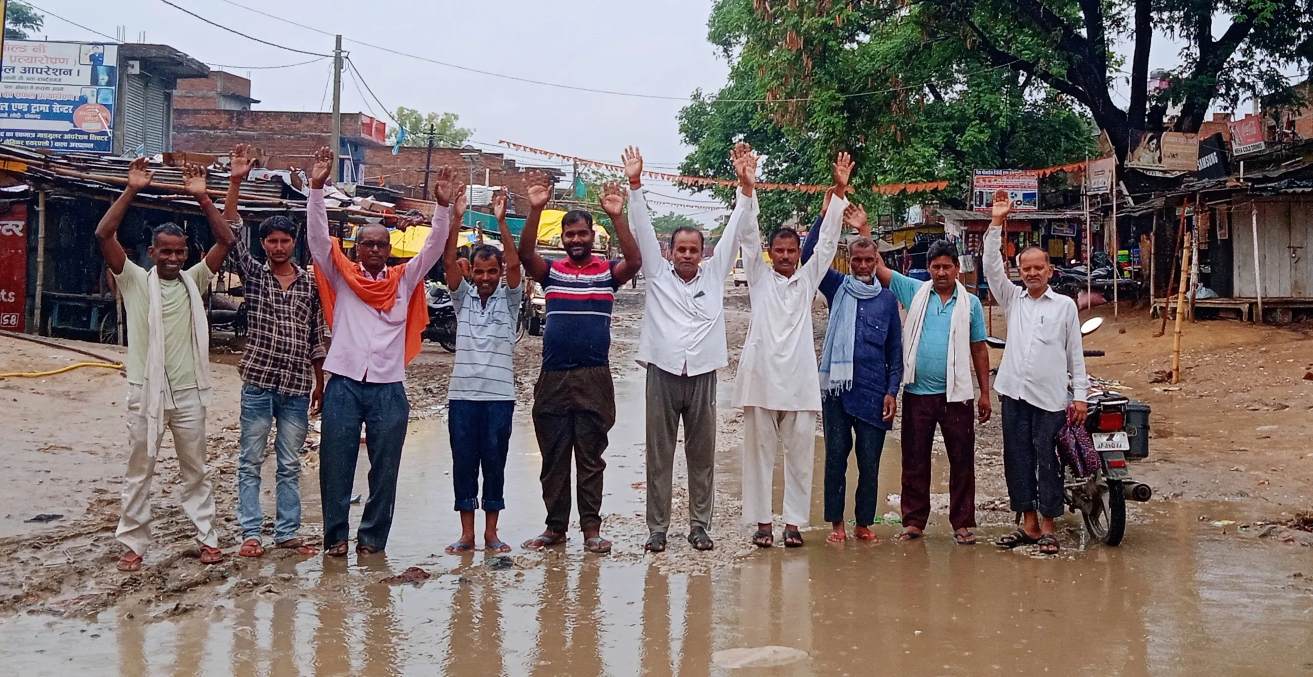 कोन विंढमगंज  मार्ग गड्ढों में तब्दील, राहगीर हलकान ,लोगों ने किया प्रदर्शन