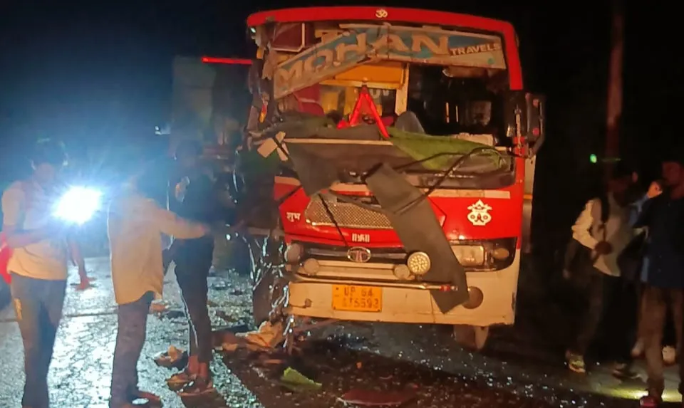  खड़ार में बस और ट्रेलर की टक्कर,  बस ड्राइवर घायल, बाल बाल बचे यात्री
