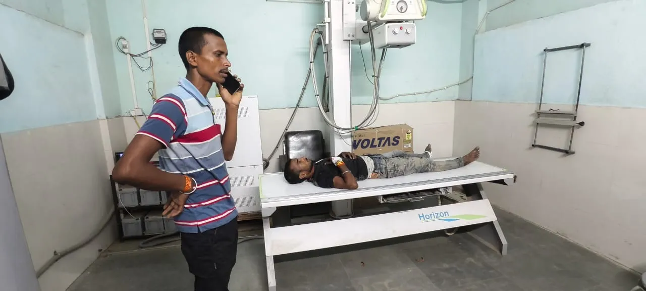 डायल 112 की चारपहिया वाहन की ठोकर से बाइक सवार युवक घायल