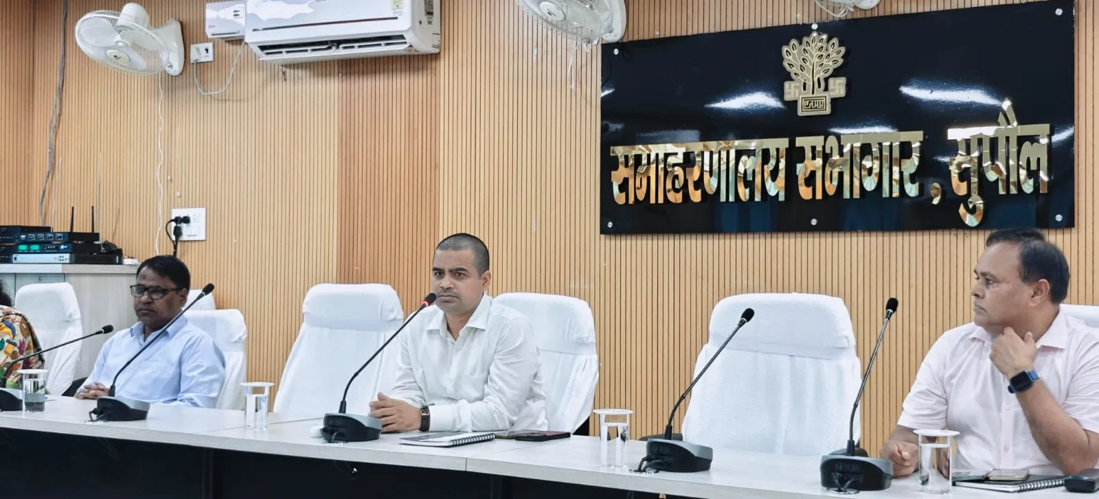 समाहरणालय में जिलाधिकारी की अध्यक्षता में समीक्षात्मक बैठक आयोजित