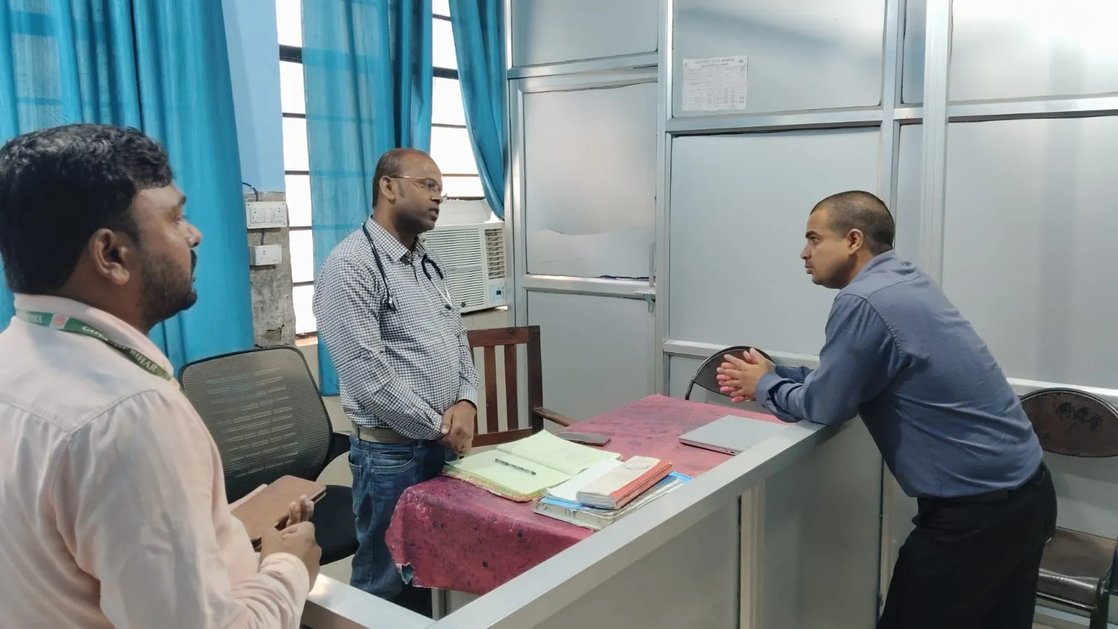 आपातकालीन वार्ड में गंदगी देख जताई नाराजगी4