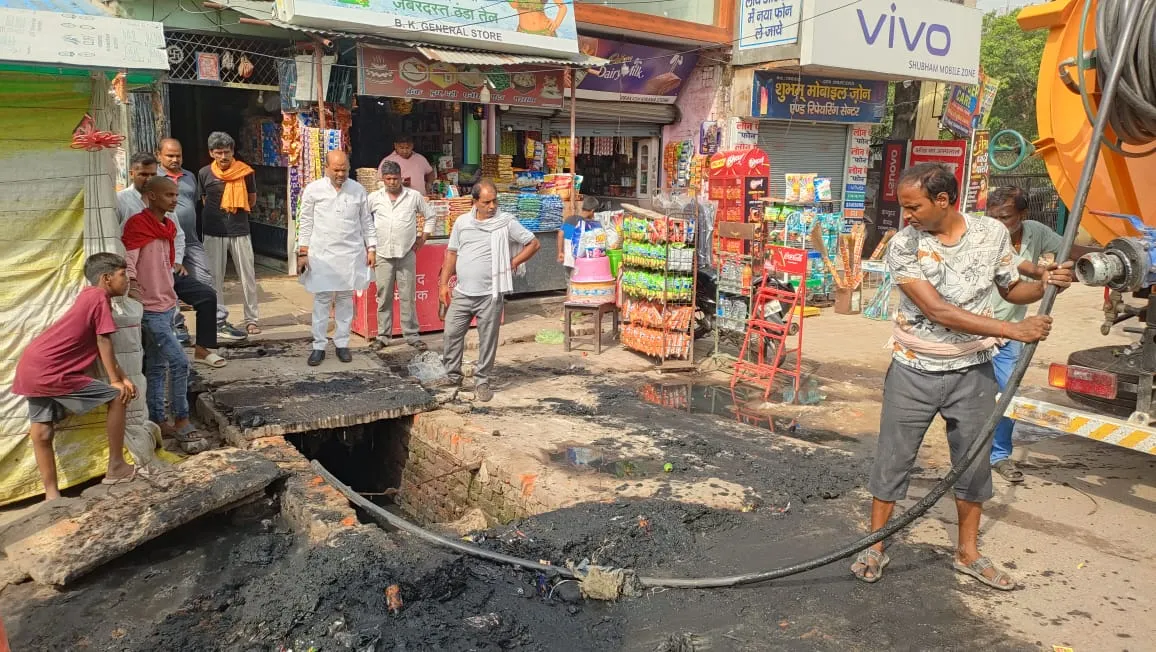 Kushinagar  : पडरौना शहर में बरसात पूर्व जलनिकास की तैयारी में जुटे विनय जायसवाल 