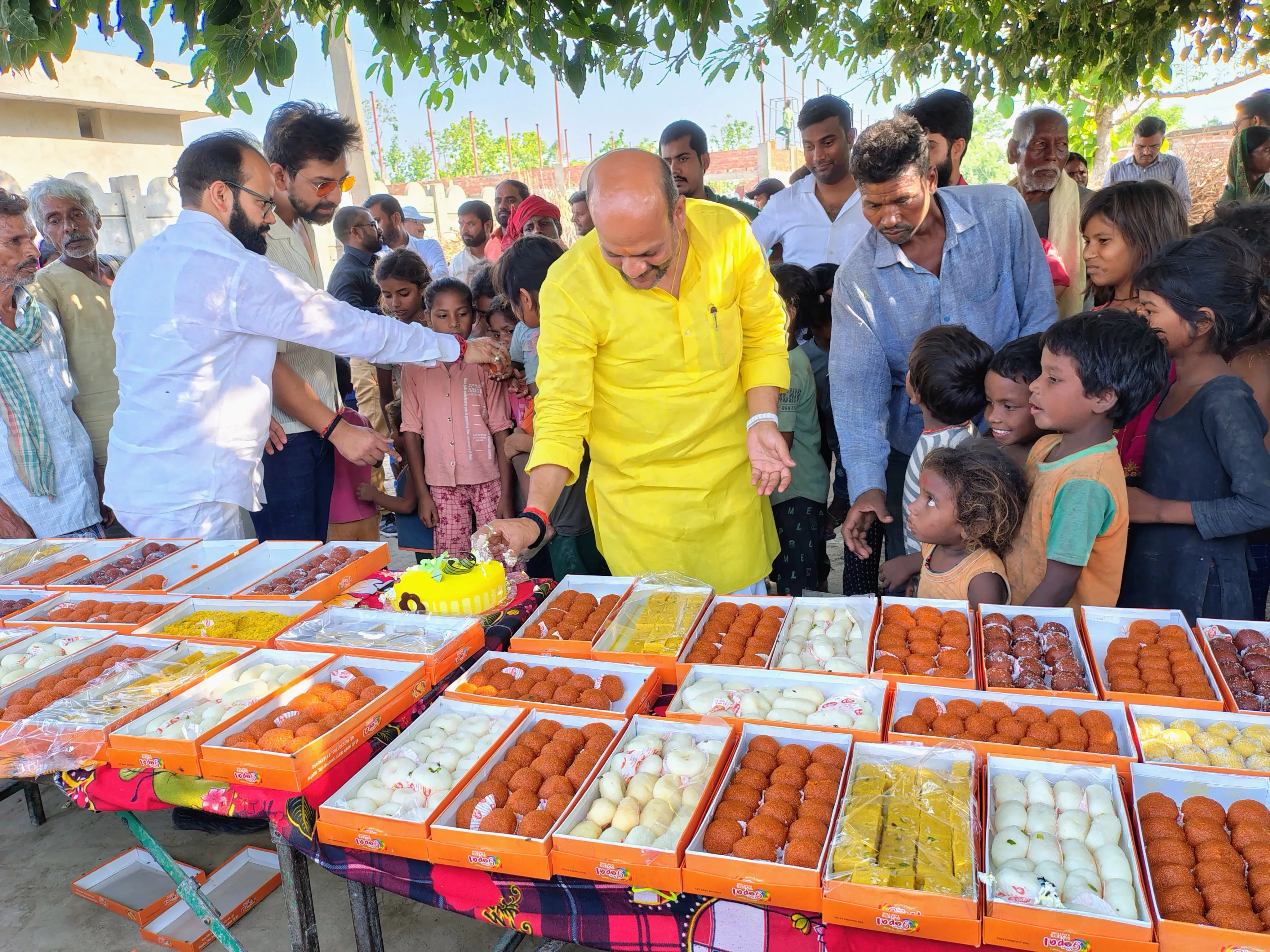 Kushinagar : सीएम योगी के जन्मदिन पर मुसहरबस्ती के लोगों ने दिया आशीर्वाद , योगी जी जिए हजारों साल 