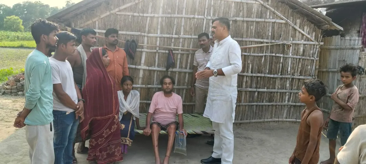 कुशीनगर : दीनहीन दलित परिवार का मसीहा बने दीपनारायण अग्रवाल, पप्पू पांडेय 