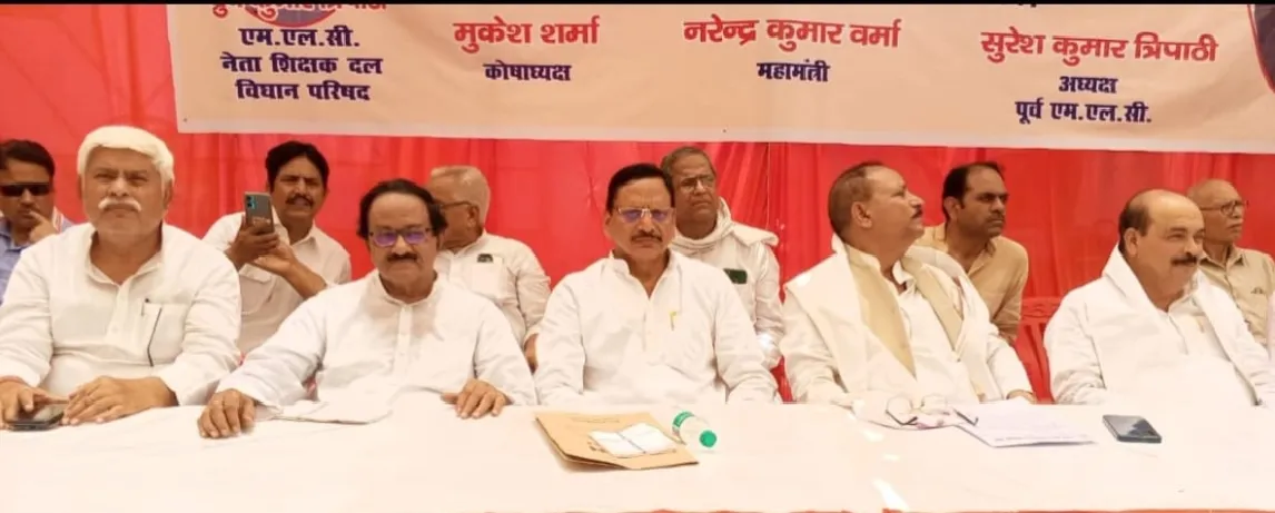 उत्तर प्रदेश माध्यमिक शिक्षक संघ द्वारा शिक्षा निदेशक कार्यालय में धरना दिया।