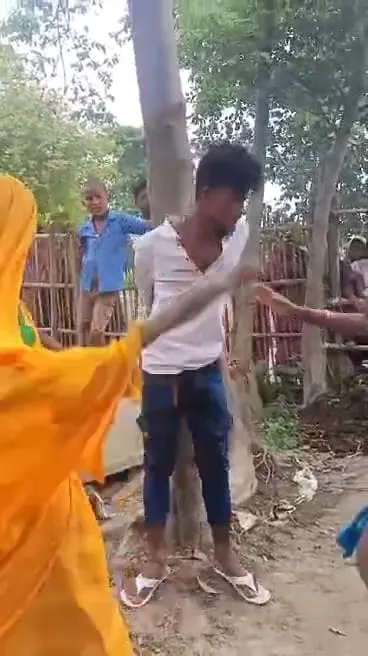 सोशल मीडिया पर फोटो वायरल की ‘सज़ा’ – युवक को खूँटे से बांध झाड़ू-सैंडल से की पिटाई, वीडियो वायरल