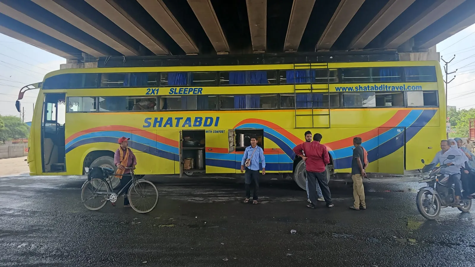 राजस्थान लौट रही बस हुई दुर्घटनाग्रस्त, डीएम ने कराई वैकल्पिक बस की व्यवस्था, यात्री हुए सकुशल रवाना