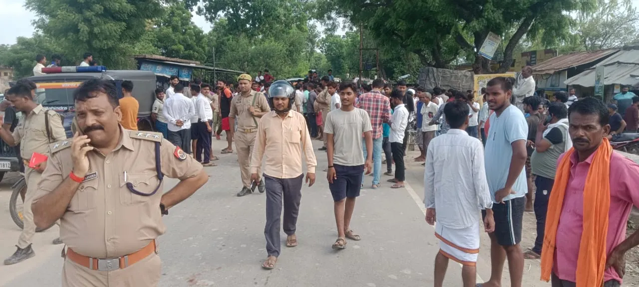 फूलपुर थाना क्षेत्र में अंबेडकर मूर्ति को तोड़कर नहर में फेंकने को लेकर बवाल।