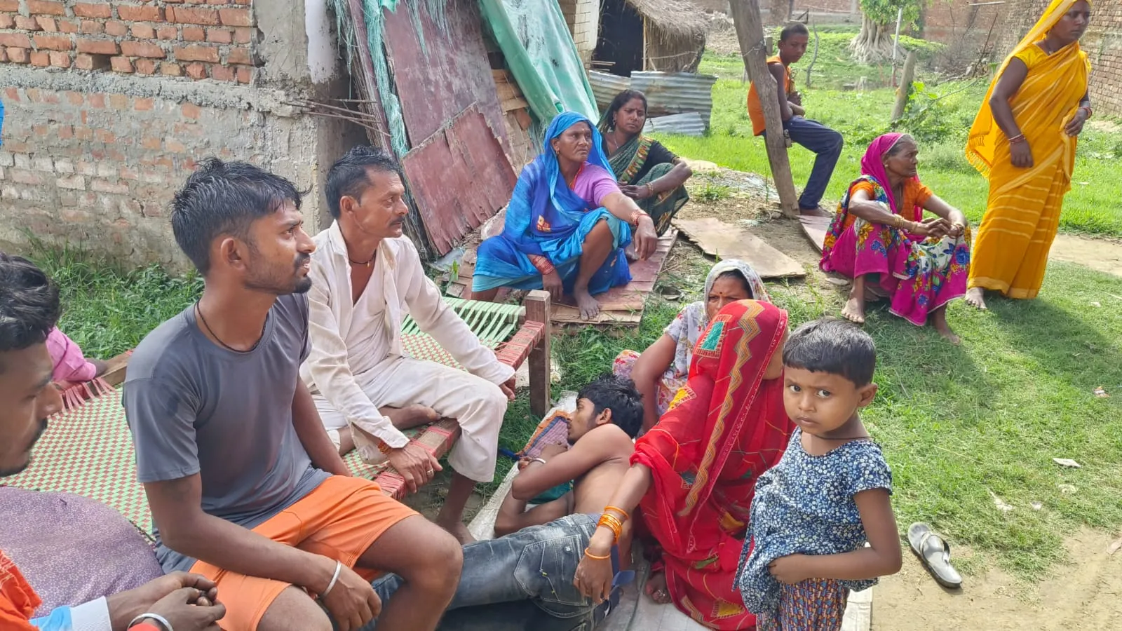 पति की मौत पर पत्नी,पति वियोग में दहाड़ मार मार कर सड़क किनारे चिल्लाती रही*