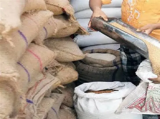 उपायुक्त खाद्य के आदेश से बहुवन मदार मांझा के उचित दर दुकान आवंटन पर लगी रोक अगले आदेश तक रासन वितरण पर लगी रोक 