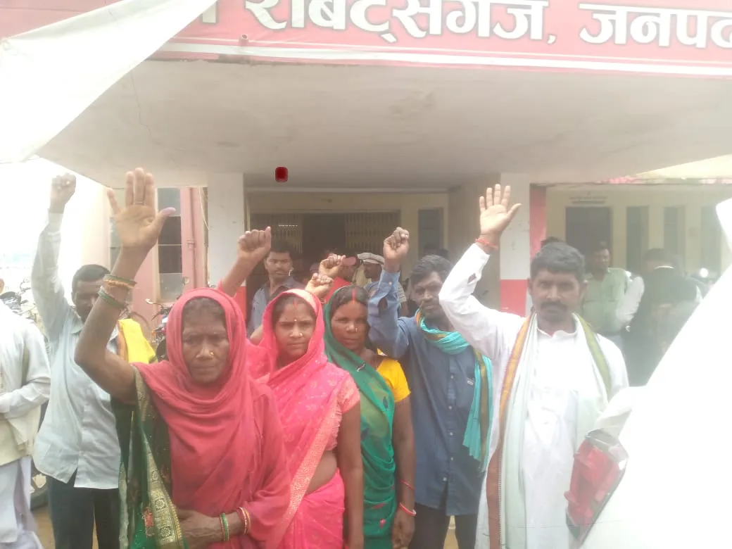 सोनभद्र आदिवासियों की फसल रौंदी, दबंगों पर कार्रवाई न होने से विरोध प्रदर्शन