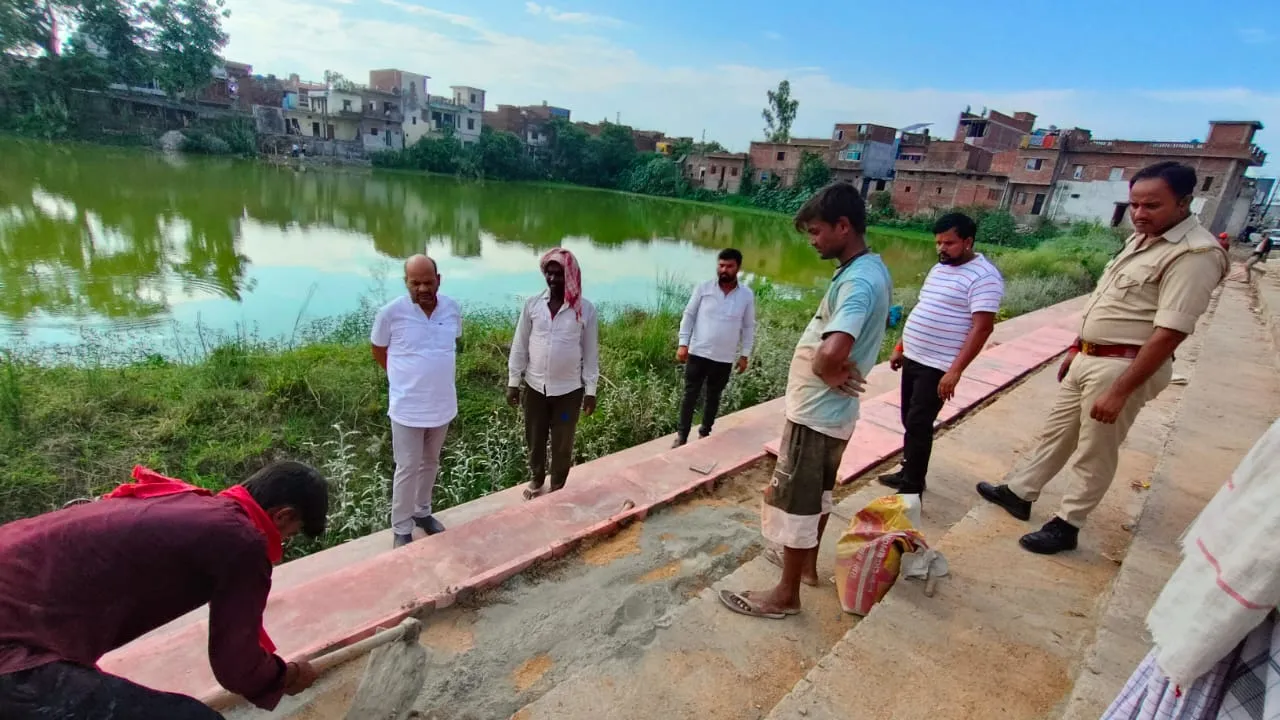 Kushinagar : पडरौना नगर की छठ स्थान अब बिखेरेगी गुलाबी छटा 